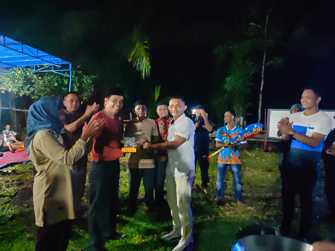 Kepala Desa Tanjung, Raja Apriadi memberikan cendera mata kepada Ketua PBK Hardianto Manik saat acara syukuran jalur Bintang Emas Cahaya Intan di Desa Tanjung, Hulu Kuantan, Sabtu (10/9/2022).